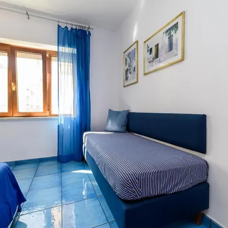 - Louise Península Sorrentina